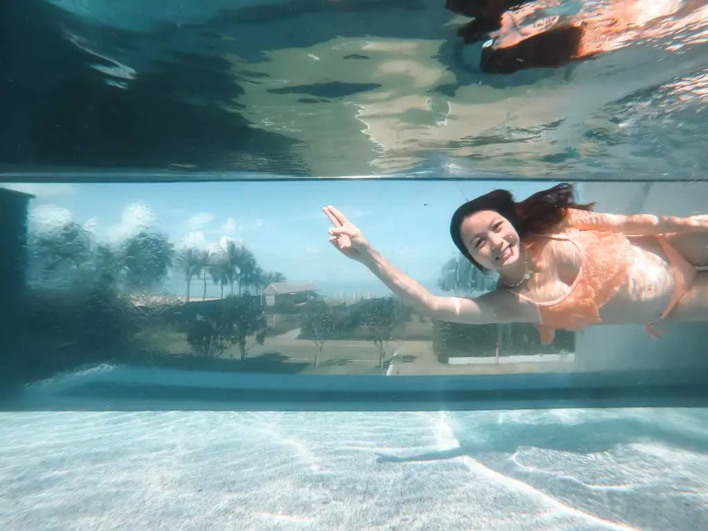 woman underwater in pool 1806834493