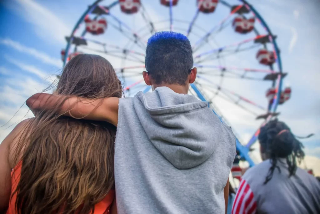kids looking at ferris wheel