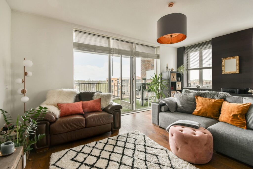 Contemporary,Living,Room,With,A,Cozy,Brown,Leather,Couch,,Gray